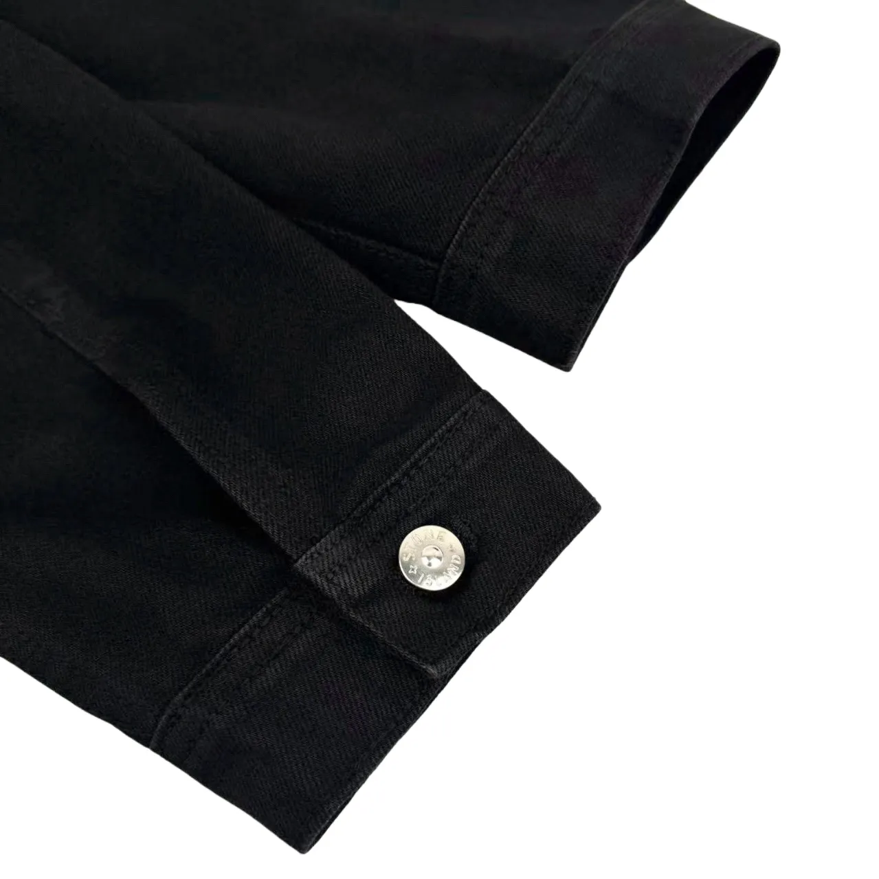 P490 Stone island double-pocket badge denim jacket (black). The original product was purchased for RMB 6,300. The fabric is made of custom-made high-density twill denim. It is full of texture and comfortable to the skin. It is painted with classic retro black and is full of natural purity. The front chest pocket is cut into the front with a golden ratio. A pragmatic reconstruction of the ritual sense. The iconic Stonesland badge is embellished on the sleeve, like a unique medal, highlighting the brand's imprint. Simple lines outline a neat silhouette, outlining a casual and free style. The workwear gene is infused with luxury DNA, simple charm, versatile charm, using imported machine embroidery technology. Using advanced computer control systems and precision mechanical components to realize the Stonesland badge embroidery operation with high precision. The lines are smooth and delicate. The whole garment is washed with Zhongxiao. Use a special solution to remove stains and slight fading. Snow wash to remove fading through strong washing. To make the color more uniform, the entire piece of clothing is stitched using an embedded clamp machine. The embedded clamp machine can control the distance between the two needles by changing the needle position, so that the stitching can be seamless, smooth and tidy. Size:S-M-L-XL